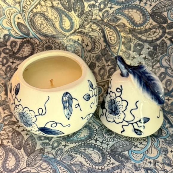VINTAGE BOMBAY Porcelain Pear Candle Blue & White Floral B - Picture 4 of 8